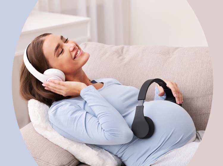 kobieta w ciąży słuchająca treningu metodą Tomatisa